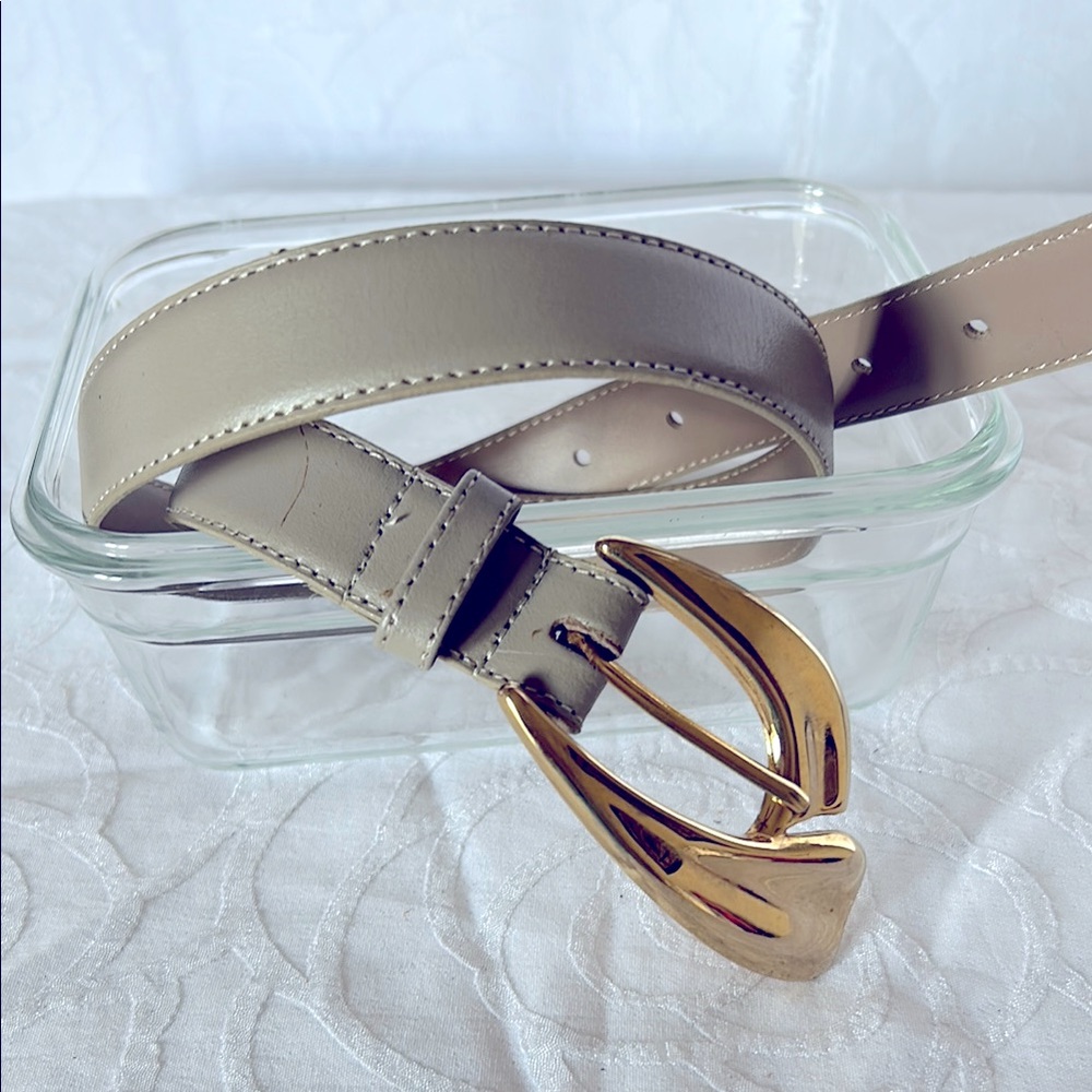 MOTION EAST Vintage light gray women’s belt. Size S/M. Fold tone buckle.